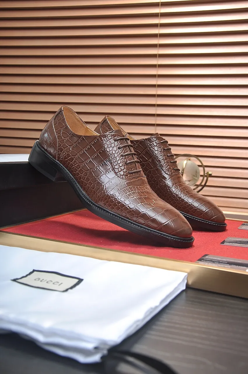 Men's shoes💰540💶Italy's top luxury men's shoe giant (GUCCI) (Gucci) (full cowhide lining) new arrival🍃Original European style🔰 Pleasant to the eye😍In order to make the shoes more durable and non-deformable🌀The production continues to follow traditional methods but there is still no lack of innovation💪Choose original sheepskin for the leather♻️ Smooth and natural And extra bright ⭐Made of imported cowhide, the first choice of rich people 38-45 (45 customized)